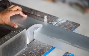 Fabricação de caixilhos especiais de alumínio pede maquinário específico