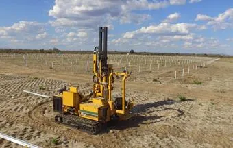 Cravação de estacas é etapa crítica na construção de usinas solares