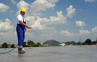 Cura do concreto: conheça cada técnica, suas vantagens e cuidados 