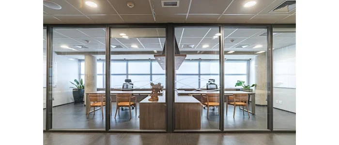 Os vidros da divisória linha 90 mm têm espessura de 6 mm ou 10 mm (Foto: Divulgação/LZ Corporativo)