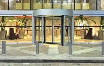 Porta Giratória melhora acesso ao Hotel e reduz gastos de ar condicionado