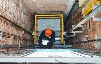 Modernização de elevadores requer planejamento e equipe especializada