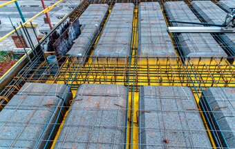 Métodos de enchimento de piso vão do concreto celular aos blocos em EPS 