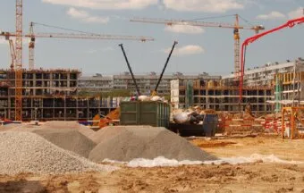 Entidades da construção orientam a suspender atividades em canteiros