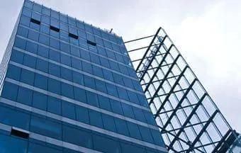 Fachadas de vidro integral conferem visual limpo e moderno a empreendimentos