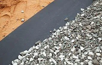 Geotêxteis podem ser usados para drenagem, reforço e separação de camadas