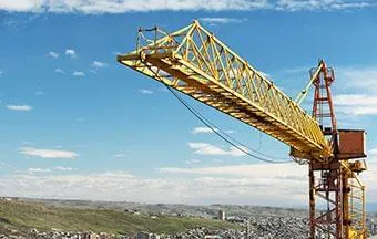 Gruas viabilizam a movimentação de cargas e elevam a produtividade