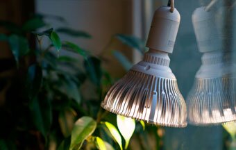 Instalações elétricas aparentes em banheiros exigem material especial