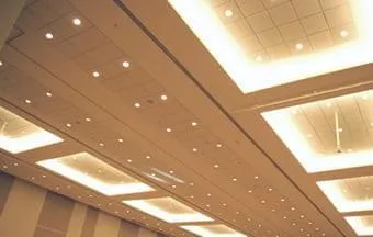 Forros minerais proporcionam isolamento acústico a cinemas, auditórios e escolas