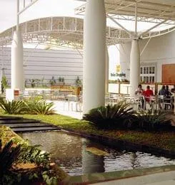 Equipamentos da Kolorines criam efeitos de água na entrada de Shopping de Angola