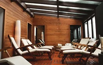 Madeira de demolição confere estética e sustentabilidade a ambientes internos