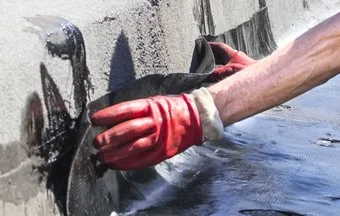 Quais são os fatores que influenciam a durabilidade das mantas asfálticas?