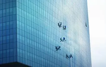 Manutenção de fachada inclinada deve ser prevista desde o projeto 