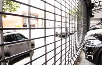 Portas de enrolar atendem a grandes vãos em loja de veículos