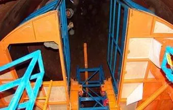 Elevador substitui andaime em chaminé da Petrobras