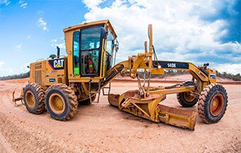 Motoniveladora é equipamento fundamental na construção civil