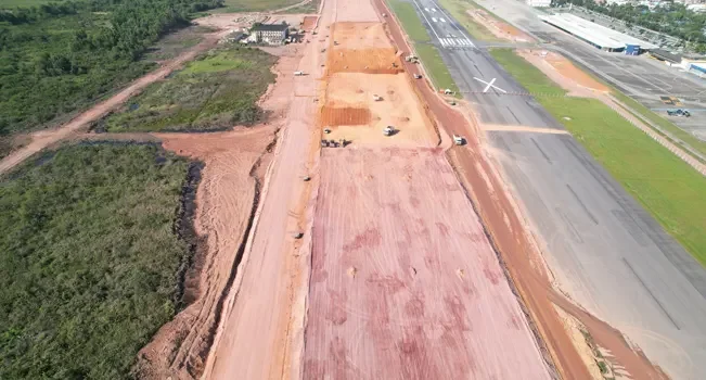 Obra da nova pista do Aeroporto de Macaé (Foto: Divulgação)