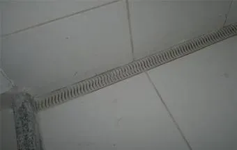 Ralo Linear TIGRE garante perfeita vazão da água nas áreas molhadas