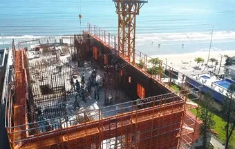 Fôrmas trepantes são usadas na execução de edifício em Camboriú