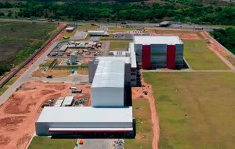 Portas rápidas Rayflex garantem a assepsia de indústria farmacêutica