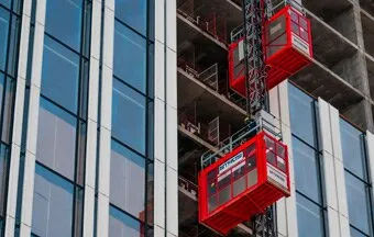 Montagem de elevador de cremalheira pede profissionais especializados