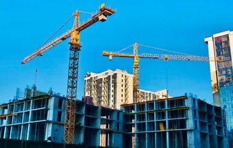 Gruas automontantes são indicadas para obras de até dez andares