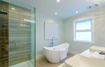 Janela para banheiro deve garantir privacidade e eficiência