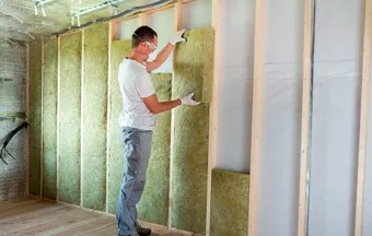Quando usar lã de rocha e lã de vidro no tratamento acústico?