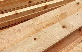 Madeiras resinosas devem ser tratadas com fundo isolante