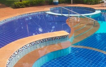 Veja quais cuidados tomar na escolha e execução de rejunte para piscinas