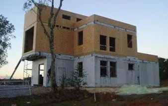 Sistema Wood Frame utiliza chapas OSB estruturais para construção de Casa Modelo