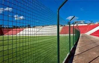 Solução em cercamento agiliza instalação e se integra em campo de futebol