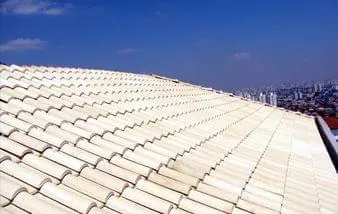 Telhas cerâmicas em marfim diminuem temperatura do telhado de casa sustentável