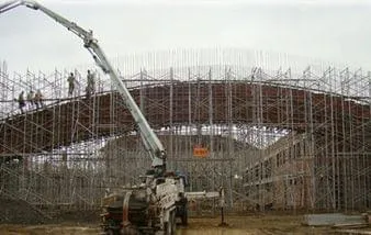 Sistema de escoramento e atendimento personalizado constroem ginásio esportivo