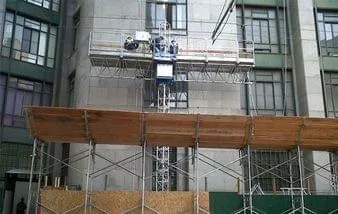 Plataforma cremalheira agiliza troca de caixilhos e limpeza de fachadas