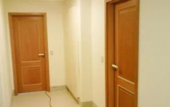 Maçanetas de inox conferem resistência em edifício de região sujeita à maresia