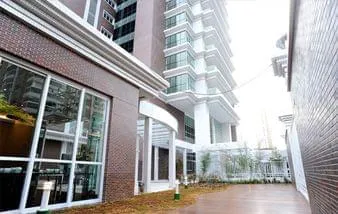 Pastilhas de porcelana e Revestimentos cerâmicos Atlas embelezam edifício