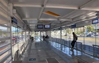 Mais de 200 portas automáticas são instaladas nas estações para o sistema BRT