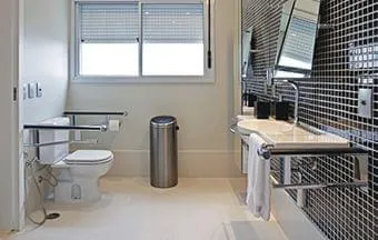 Acessibilidade em banheiros: conheça as exigências e soluções