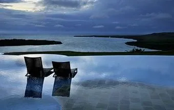 Piscina com borda infinita deve ser implantada em terrenos com declive