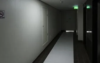 Prédio comercial tem segurança reforçada com sistemas de iluminação e emergência