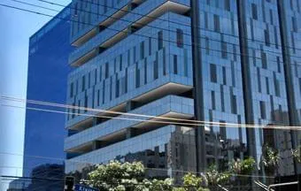 Painéis de cobre dão identidade a edifício