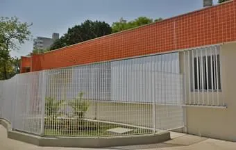 Brises controlam entrada de luz solar em unidades de saúde