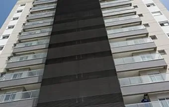 Brises ocultam janelas de áreas de serviço e condensadores de ar condicionado