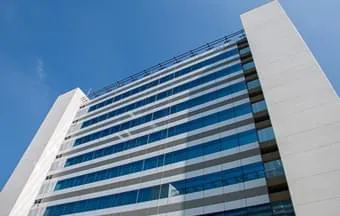 ACM compõe módulos com perfis de alumínio e vidro laminado da fachada do CENESP