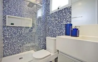 Revestimentos para áreas molhadas devem ser resistentes à umidade e ao mofo