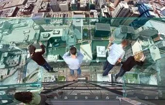 Usar vidro em pisos e escadas é seguro e proporciona leveza ao ambiente