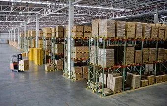 Fundações de galpões logísticos devem combater a força de arrancamento