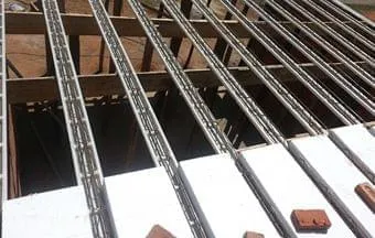 Lajotas de EPS garantem rápida montagem e conforto acústico à edificação