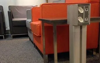 Totens com USB garantem conectividade e carregam aparelhos no aeroporto